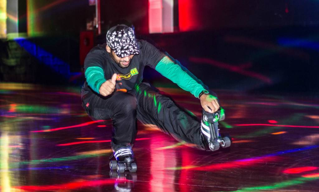 Entre luzes coloridas, ao som de jazz e soul music, patinadores deslizam pelos 450 metros quadrados da Roller Jam Entre luzes coloridas, ao som de jazz e soul music, patinadores deslizam pelos 450 metros quadrados da Roller Jam