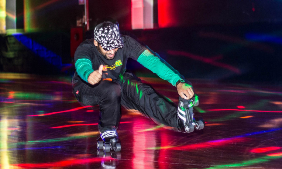 Entre luzes coloridas, ao som de jazz e soul music, patinadores deslizam pelos 450 metros quadrados da Roller Jam Entre luzes coloridas, ao som de jazz e soul music, patinadores deslizam pelos 450 metros quadrados da Roller Jam