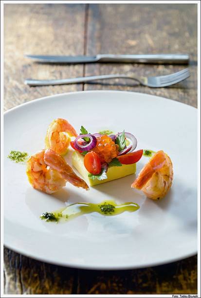 Gelatina de abacate com camarões salteados e ovas de salmão Gelatina de abacate com camarões salteados e ovas de salmão