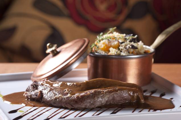 Mignon de cordeiro com cuscuz de legumes e frutas secas: receita da chef Danielle Dahoui, do Ruella Mignon de cordeiro com cuscuz de legumes e frutas secas: receita da chef Danielle Dahoui, do Ruella