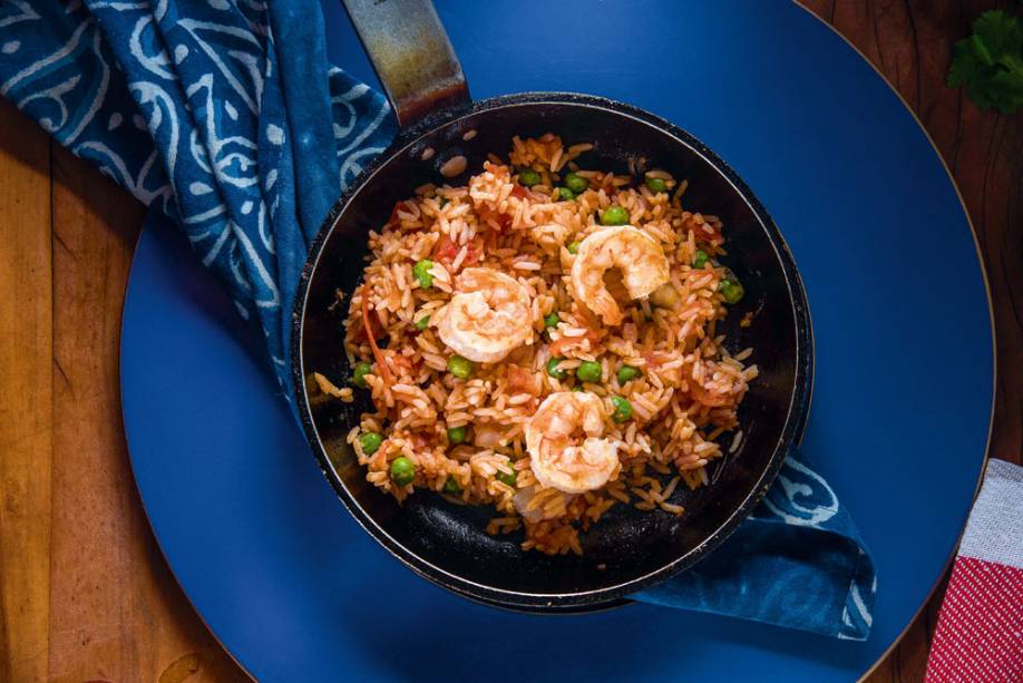 Arroz de camarão e ervilha ao molho de tomate