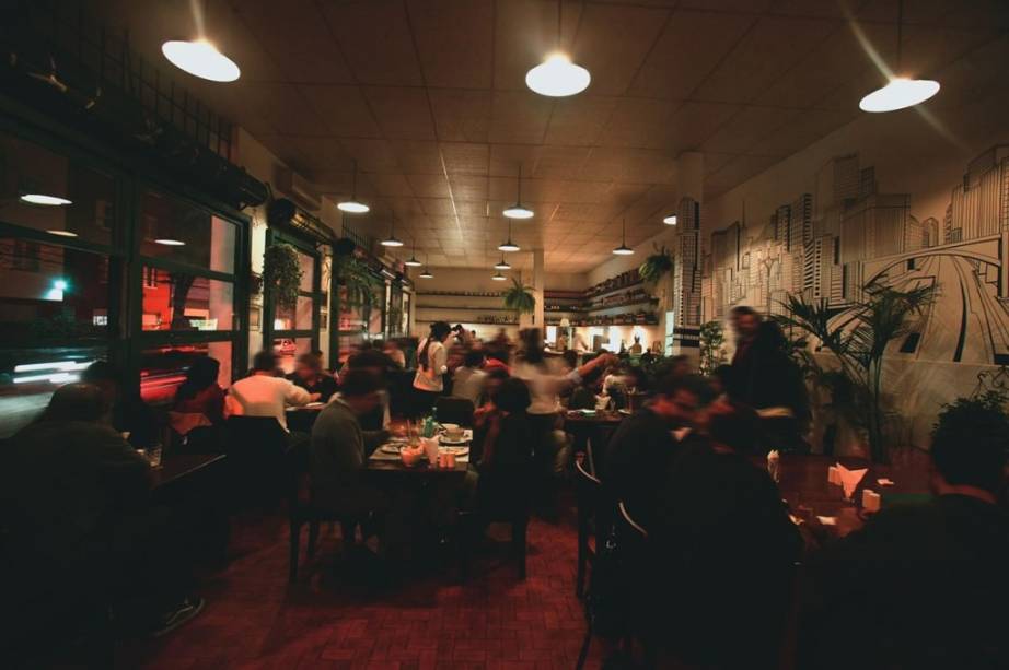 O ambiente bem iluminado e cercado por janelões: o público redescobre o lugar O ambiente bem iluminado e cercado por janelões: o público redescobre o lugar