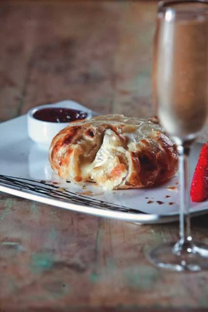 Camembert em massa folhada Camembert em massa folhada