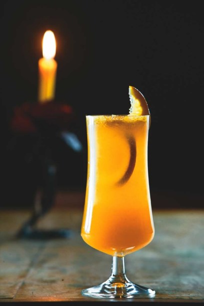Um dos drinques preparados com espumante do Sacra Rolha: o valência vem acrescido de vodca e suco de laranja Um dos drinques preparados com espumante do Sacra Rolha: o valência vem acrescido de vodca e suco de laranja