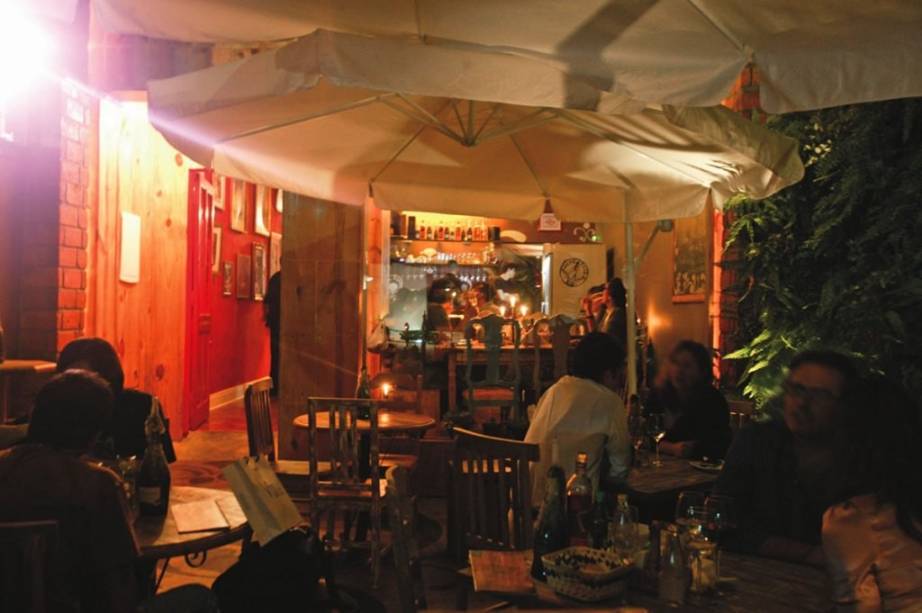 Boa pedida para as noites quentes: a charmosa varanda do Sacra Rolha, na Vila Mariana Boa pedida para as noites quentes: a charmosa varanda do Sacra Rolha, na Vila Mariana