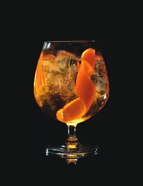 Saffron: combina o gim francês, água tônica, raiz de açafrão, gotas de bitter de laranja e casca de laranja-baía Saffron: combina o gim francês, água tônica, raiz de açafrão, gotas de bitter de laranja e casca de laranja-baía