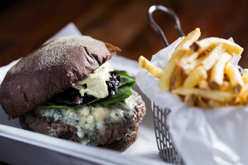 Holy Burger saint-gondon-com-porcao-de-batata-frita.jpeg