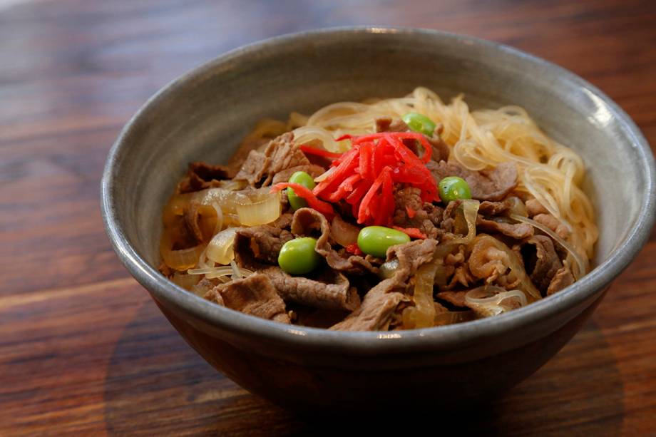Gyudon: arroz com carne bovina e cebolas cozidas em molho levemente adocicado R$ 19,00) Gyudon: arroz com carne bovina e cebolas cozidas em molho levemente adocicado R$ 19,00)