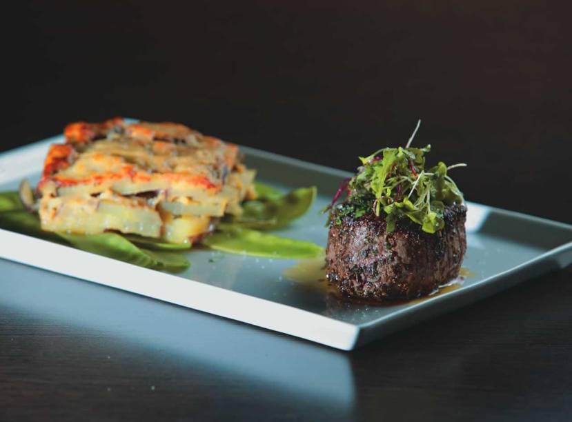 Medalhão de filé-mignon em crosta de pimenta com batata gratinada Medalhão de filé-mignon em crosta de pimenta com batata gratinada