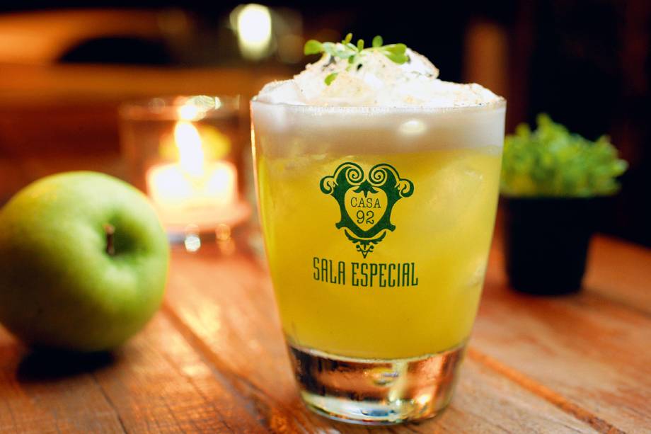 Sala especial: vodca ao cumaru, abacaxi, maçã verde e ervas Sala especial: vodca ao cumaru, abacaxi, maçã verde e ervas