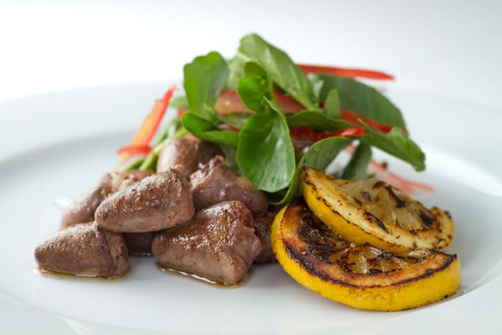 Coração de frango com salada verde