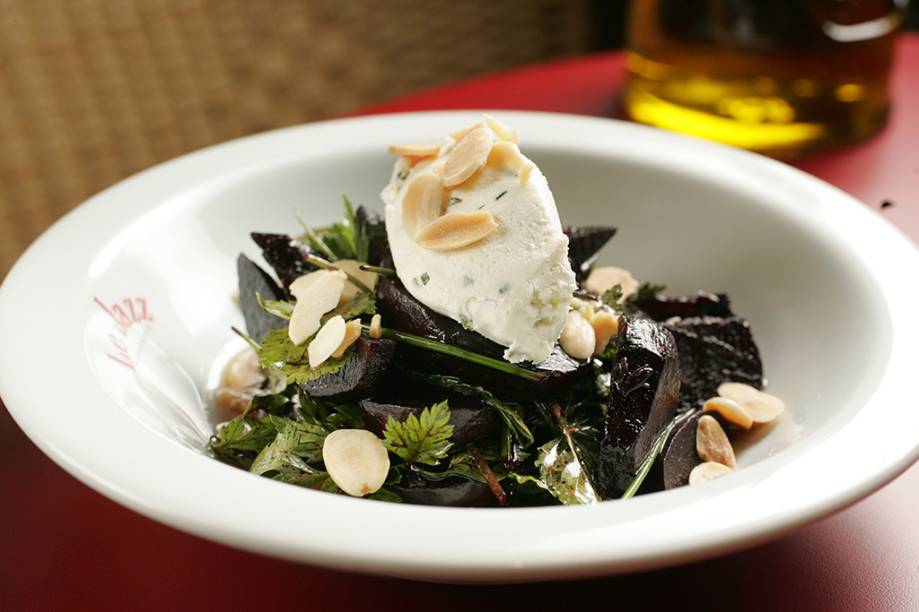 Salada morna de beterraba com queijo de cabra cremoso e ervas