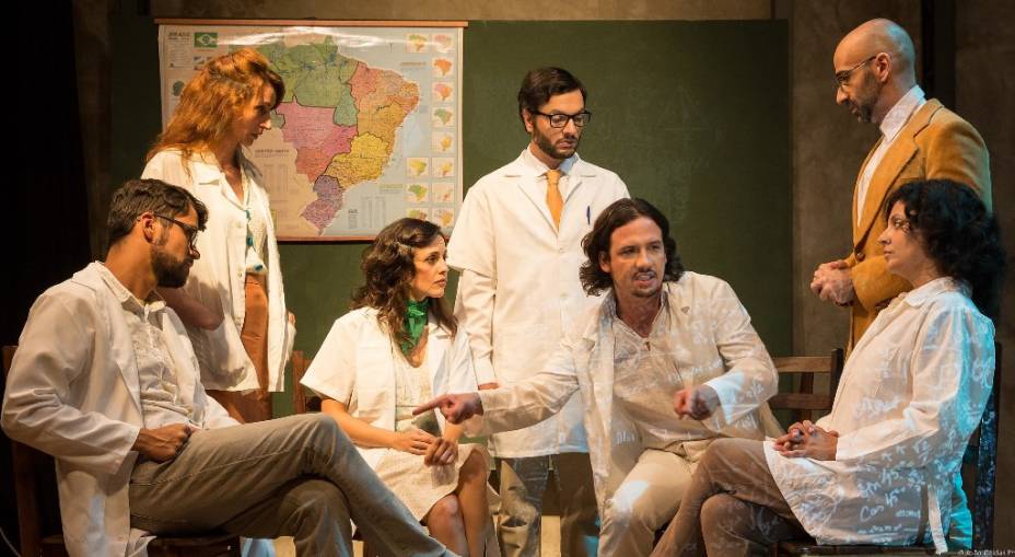 Tragicomédia acompanha um grupo de professores que, nos intervalos das aulas, discorre sobre sua vida pessoal e a profissão Tragicomédia acompanha um grupo de professores que, nos intervalos das aulas, discorre sobre sua vida pessoal e a profissão