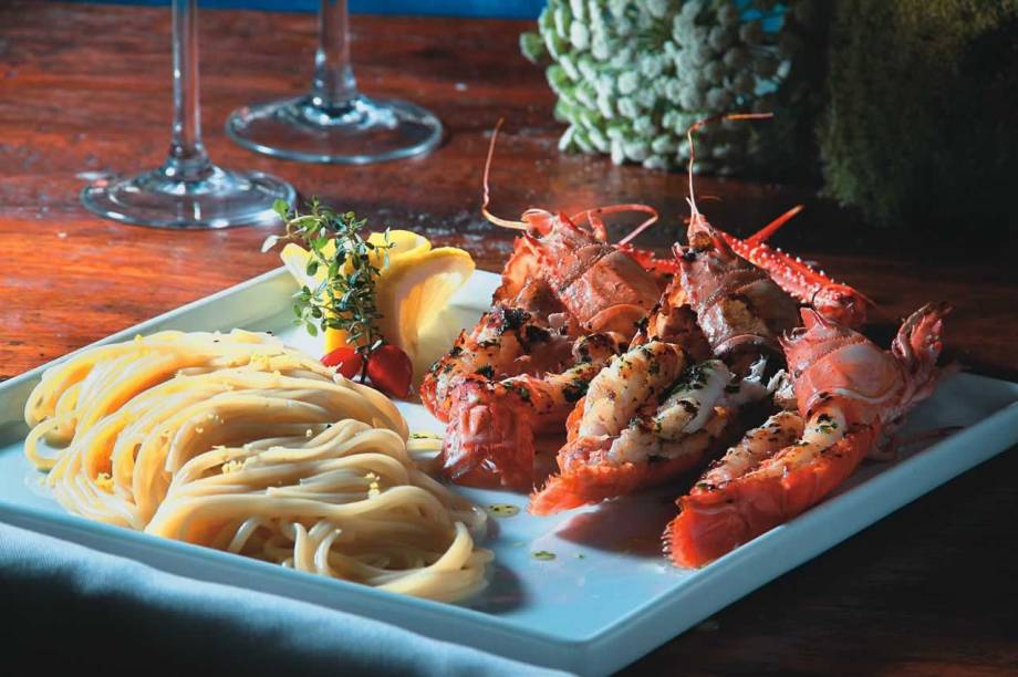 Sugestão do italiano Sallvattore: lagostim grelhado guarnecido de tagliolini ao limão Sugestão do italiano Sallvattore: lagostim grelhado guarnecido de tagliolini ao limão