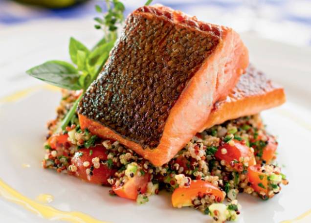 Salmão grelhado com tabule de quinoa no lugar de trigo, pepino e tomate Salmão grelhado com tabule de quinoa no lugar de trigo, pepino e tomate