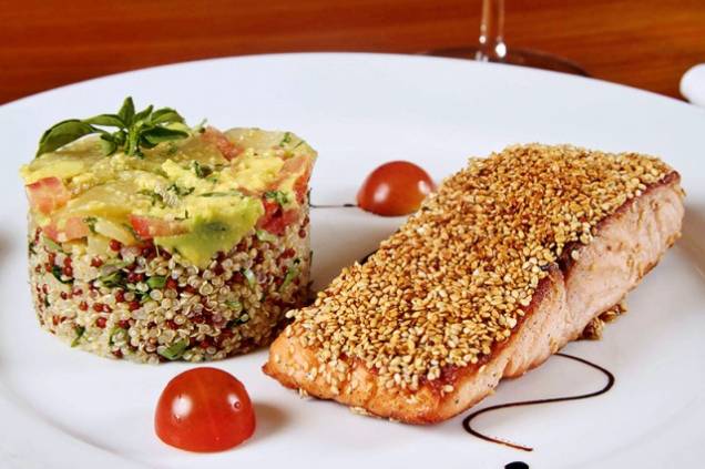 Salmão em crosta de gergelim com mix de quinoa Salmão em crosta de gergelim com mix de quinoa