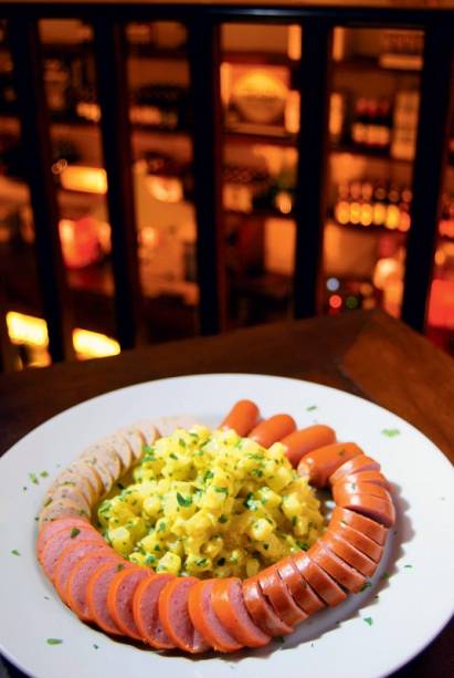 Salsichas com salada de batata Salsichas com salada de batata