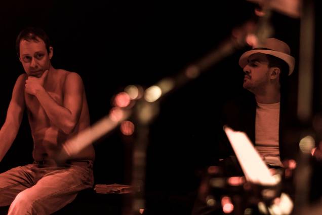 Marcelo Marcus Fonseca (como Vinicius de Moraes) e Gustavo Oliveira (intérprete de Noel Rosa e João Gilberto) Marcelo Marcus Fonseca (como Vinicius de Moraes) e Gustavo Oliveira (intérprete de Noel Rosa e João Gilberto)