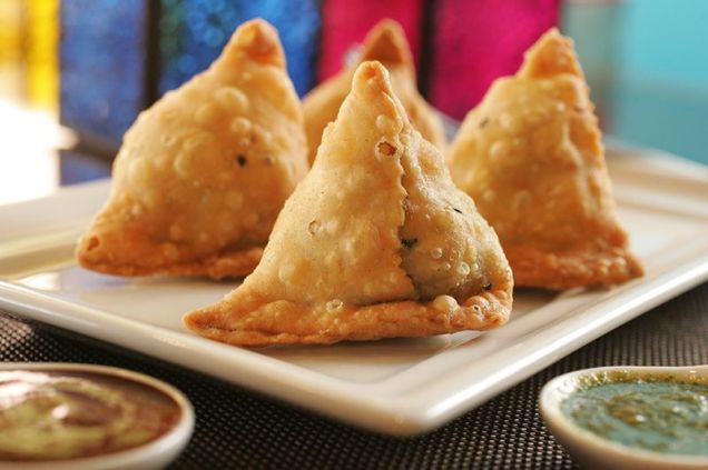 Porção de samosa vegetariana Porção de samosa vegetariana