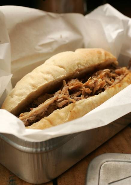 Na hora da fome, vale pedir o bom sanduba de pernil desfiado com chutney de abacaxi Na hora da fome, vale pedir o bom sanduba de pernil desfiado com chutney de abacaxi