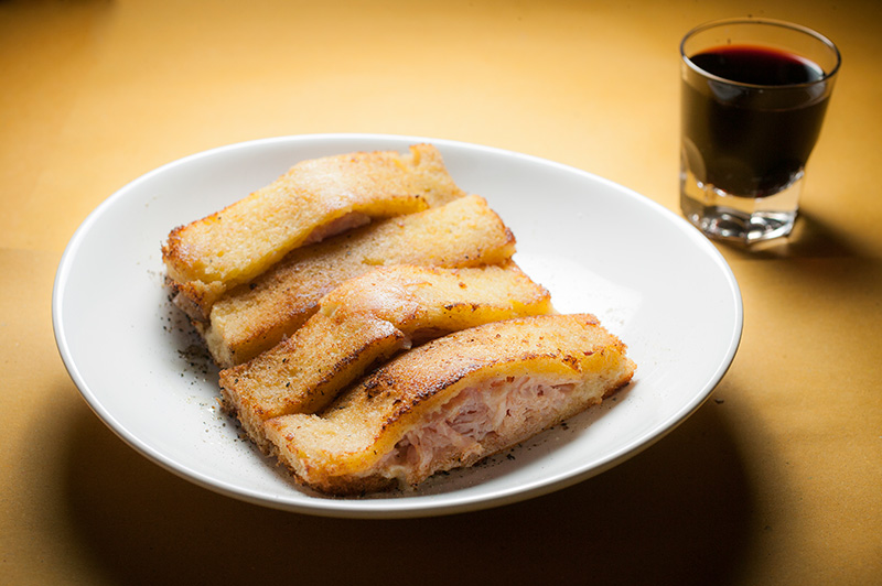 Il Pierino: pão de miga recheado de creme de queijo suíço e presunto cozido Il Pierino: pão de miga recheado de creme de queijo suíço e presunto cozido