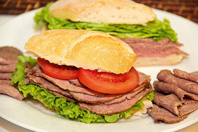 Versão com provolone e salada Versão com provolone e salada