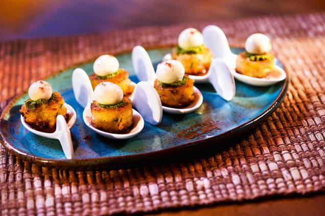 Os bolinhos de batata com esfera de iogurte Os bolinhos de batata com esfera de iogurte