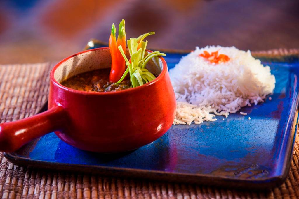 O vegetariano maa ki daal, de feijões e lentilhas em molho de tomate pode ser guarnecido de arroz basmati O vegetariano maa ki daal, de feijões e lentilhas em molho de tomate pode ser guarnecido de arroz basmati