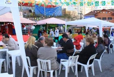 Festa tem comidas americanas, italianas e portuguesas. Festa tem comidas americanas, italianas e portuguesas.