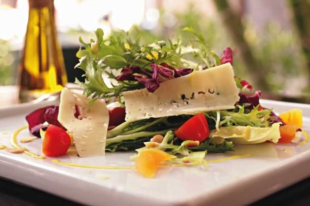 Salada verde acrescida de queijo emmental e damasco Salada verde acrescida de queijo emmental e damasco