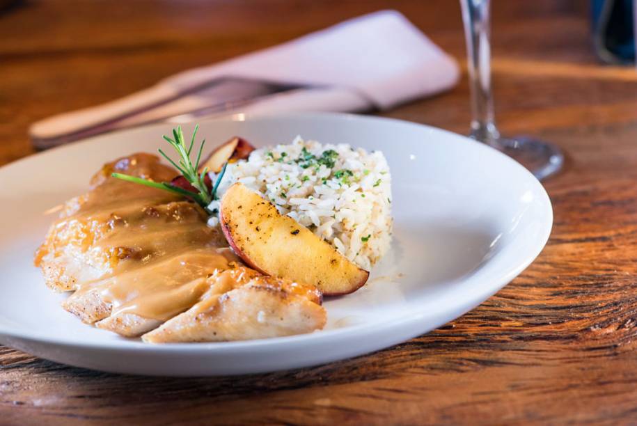 Peito de frango ao molho de calvados com maçã Peito de frango ao molho de calvados com maçã