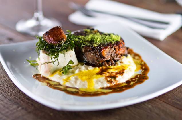 Ossobuco acompanhado de risoto de parmesão, emulsão de açafrão, tutano e gremolata Ossobuco acompanhado de risoto de parmesão, emulsão de açafrão, tutano e gremolata