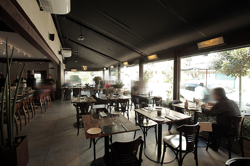 Envidraçado, o salão ocupa uma esquina do Campo Belo Envidraçado, o salão ocupa uma esquina do Campo Belo