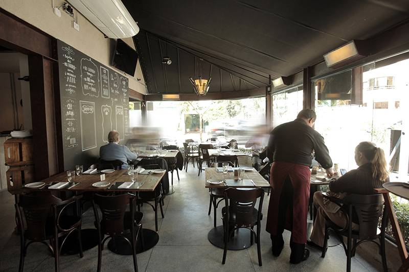 Envidraçado, o salão ocupa uma esquina do Campo Belo Envidraçado, o salão ocupa uma esquina do Campo Belo