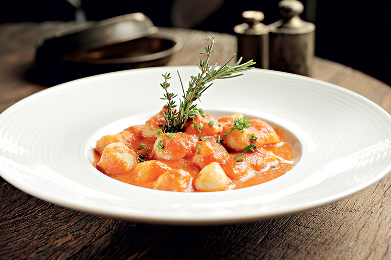 Nhoque de batata ao molho de tomate com queijo fontina Nhoque de batata ao molho de tomate com queijo fontina