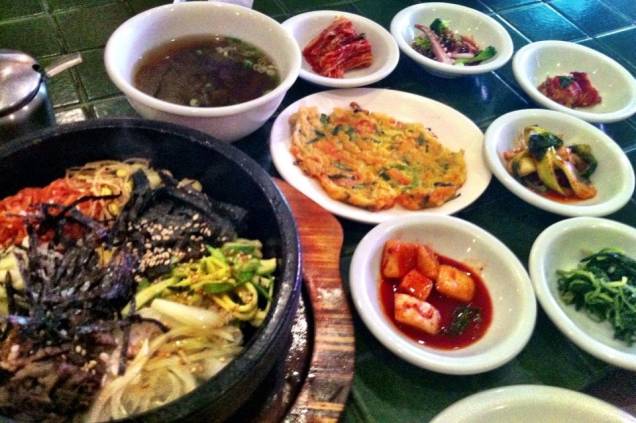 Dorsot Bi Bim Bap (risoto num prato de pedra bem quente) Dorsot Bi Bim Bap (risoto num prato de pedra bem quente)