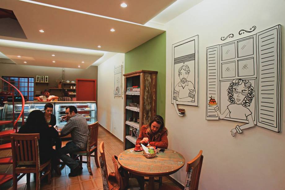 O salão de móveis rústicos: decorado com painéis em formato de janelas O salão de móveis rústicos: decorado com painéis em formato de janelas