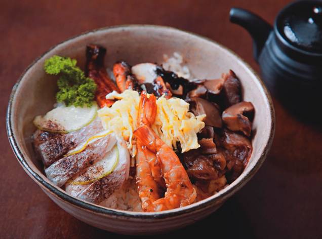 Sushi quente de robalo no vapor, shiitake, camarão e enguia ao molho tarê Sushi quente de robalo no vapor, shiitake, camarão e enguia ao molho tarê