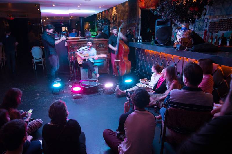 A programação da casa conta com apresentações de jazz A programação da casa conta com apresentações de jazz