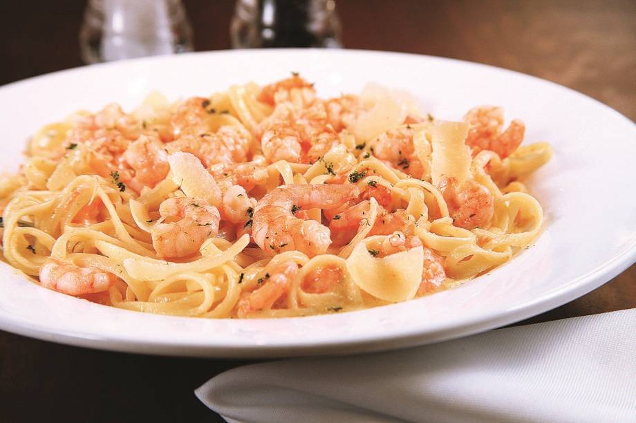 	O shrimp linguini alfredo leva camarões assados mergulhados no molho alfredo, com linguini