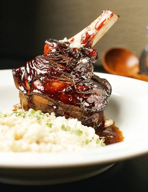 Stinco de cordeiro com risoto de miniarroz com castanha e agrião Stinco de cordeiro com risoto de miniarroz com castanha e agrião
