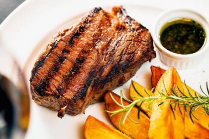Bife ancho com chimichurry e batatas semi bravas side_bife-ancho-com-chimichurry-e-batatas-semi-bravas_felipe-gombossy-07_baixa-jpg.jpeg
