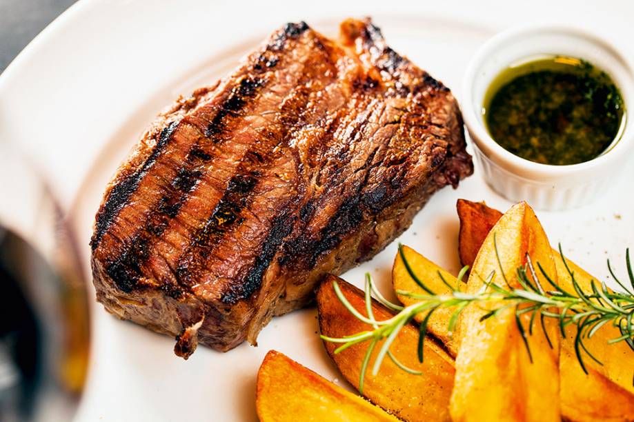 Bife Ancho com Chimichurry e Batatas Semi Bravas Bife Ancho com Chimichurry e Batatas Semi Bravas