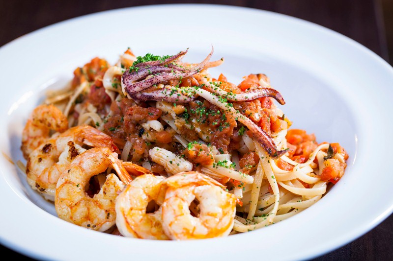 Linguine: camarão com lula, tomate e ervas Linguine: camarão com lula, tomate e ervas