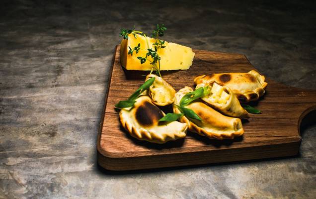 Empanada de queijo meia‑cura Empanada de queijo meia‑cura
