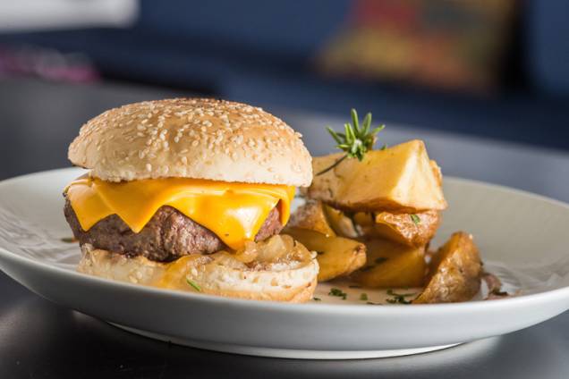 Soho burger: hambúrguer de 160 gramas, queijo cheddar e cebola caramelada Soho burger: hambúrguer de 160 gramas, queijo cheddar e cebola caramelada