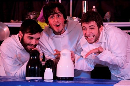 Hugo Reis, Rafael Senatore e Gabriel Sitchin: manipulação de objetos em "Sonhatório" Hugo Reis, Rafael Senatore e Gabriel Sitchin: manipulação de objetos em "Sonhatório"