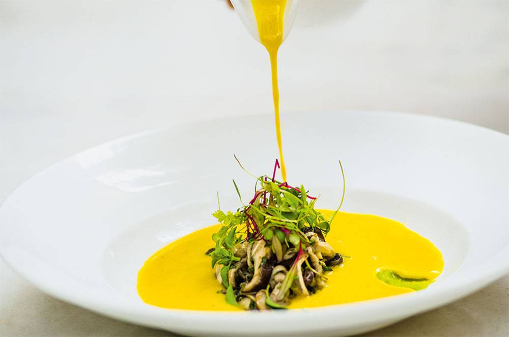 Abóbora: sopa cremosa do legume com mix de cogumelos e um toque de wassabi