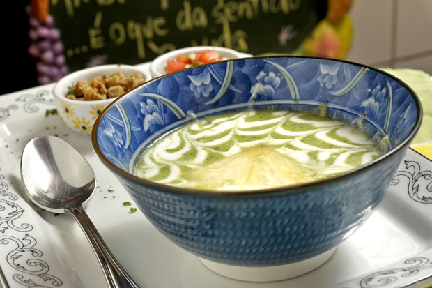 Sopa fria de abacaxi com croutons Sopa fria de abacaxi com croutons