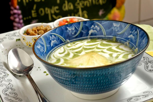 Sopa fria de abacaxi com croutons